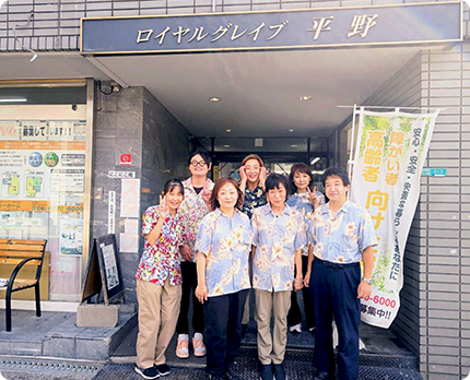 スタッフの集合写真